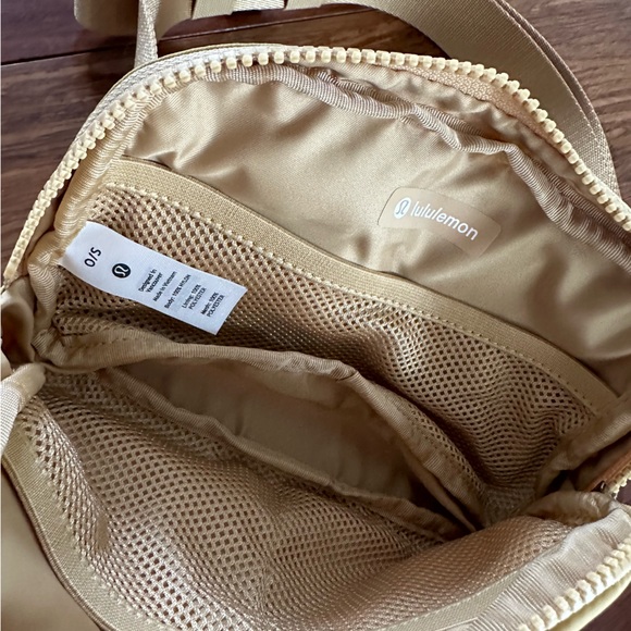 Lululemon NWT everywhere belt bag golden sand - Picture 5 of 6